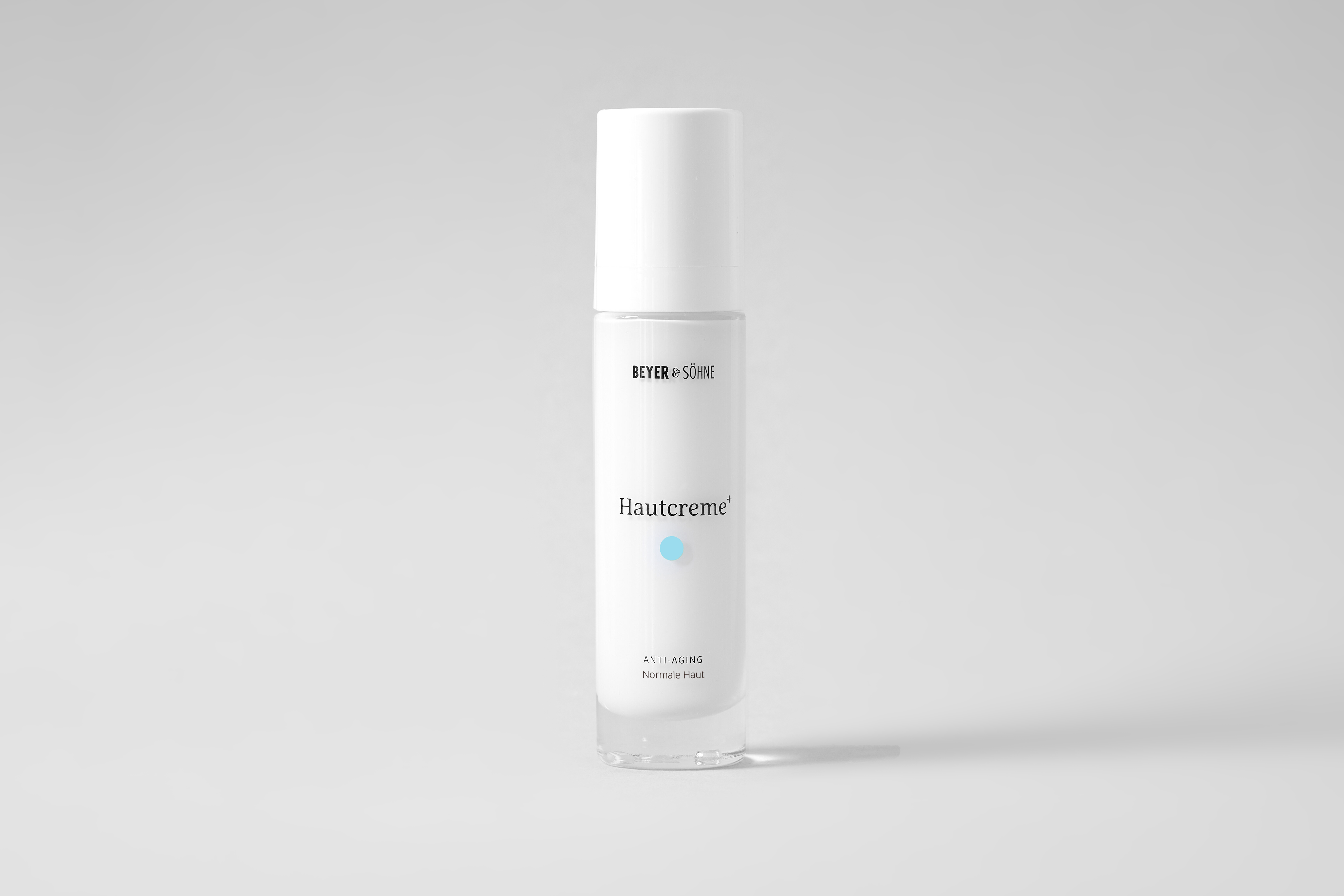 Beyer & Söhne Hautcreme+ Trocken in elegantem, minimalistischem Design. Die Anti-Aging-Pflege bietet eine leichte, schnell einziehende Textur für empfindliche Haut.